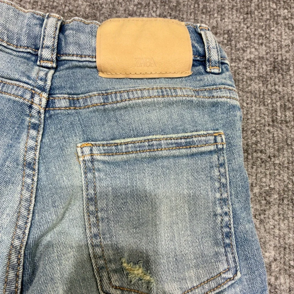ZARA Jeans Kids Sz.6/7‎ Straight Leg Distressed Light Wash Denim Pants